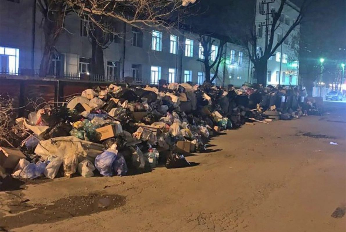 Dağıstanda miqrantların saxlanması “zibil problemi”nə yol açdı: Rəsmi qurum əməkdaşları işə qarışdılar - FOTO